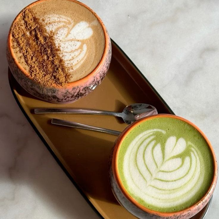Cappuccino und Matcha Latte mit Latte Art