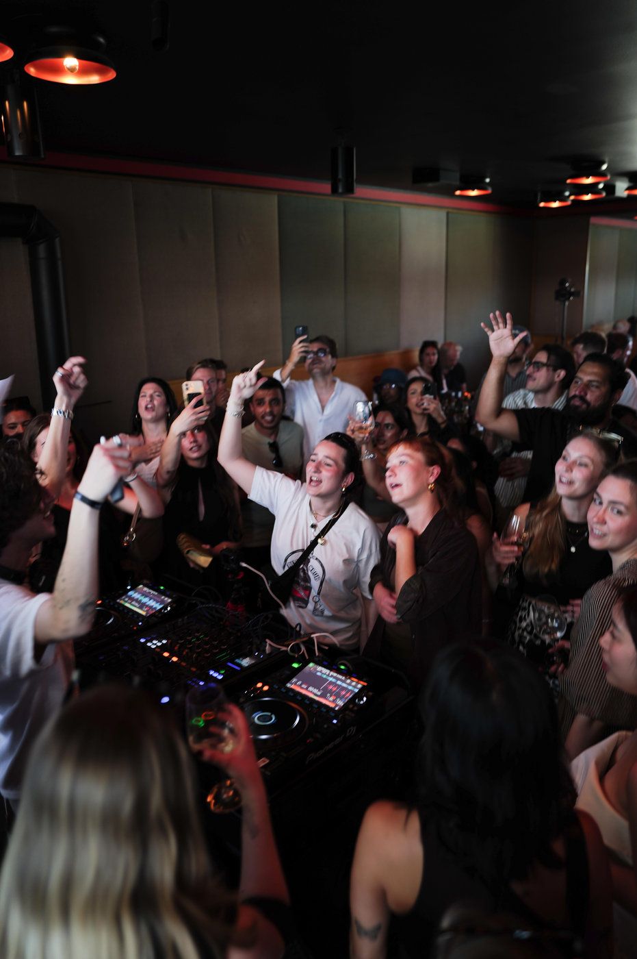Gäste feiern rund um das DJ-Pult